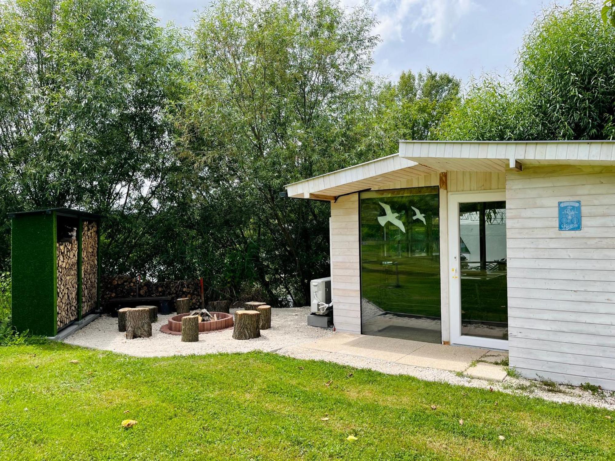 Domeglamping At Fishinglake Ságvár 外观 照片
